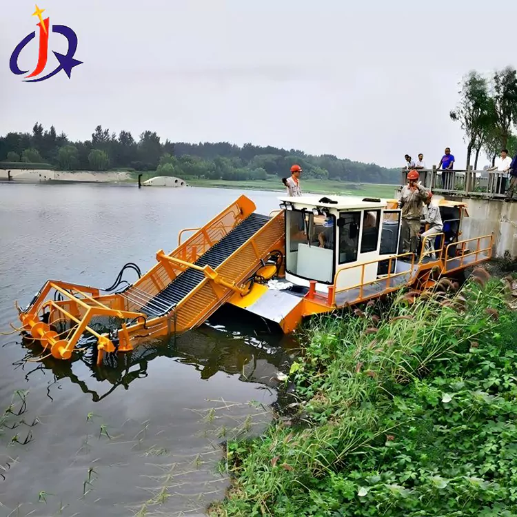 Hyacinth En Duckweed Cutter Boat